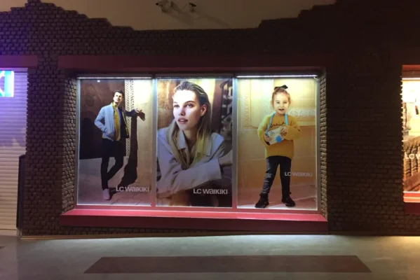 Moda ve giyim mağazası için canlı renklerde vitrin cam görsel kaplama