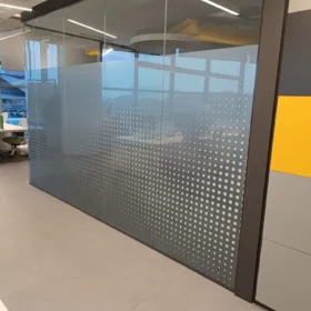 Yönetici ofis bölmesi kalın şeritli dekoratif kumlama cam filmi uygulaması