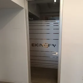 Kurumsal ofis girişi logolu özel tasarım kumlama cam filmi uygulaması