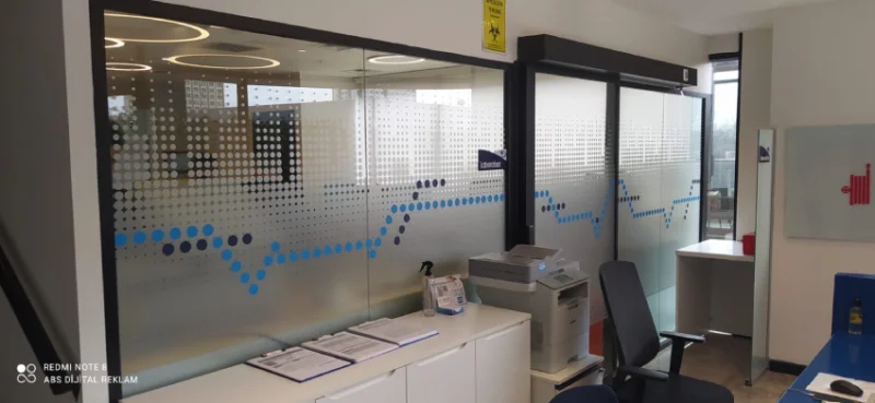 renkli ve şık bir görünüm için tasarlanmış dekoratif kumlama cam filmi