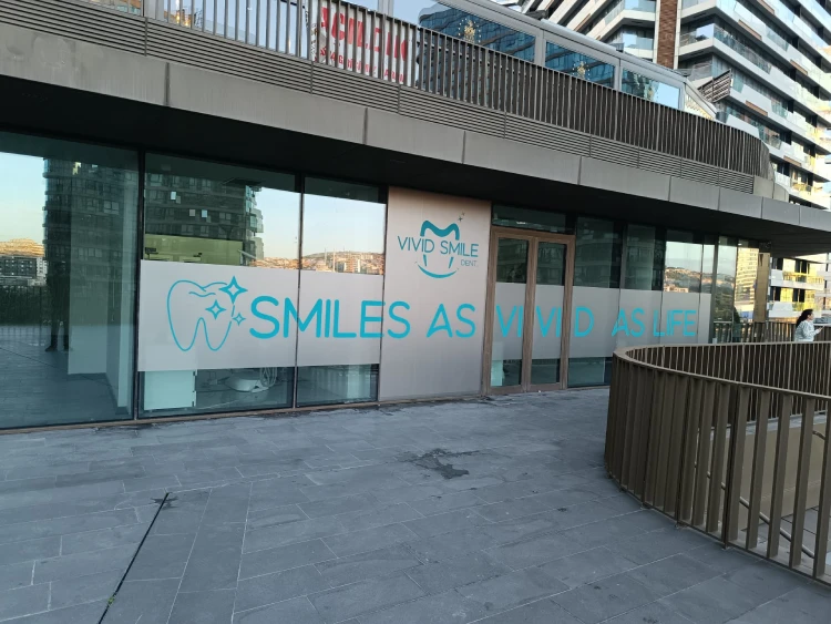 Kurumsal kimliğe özel olarak tasarlanmış, üzerinde şirket logosu bulunan dekoratif İstanbul ofis cam filmi.