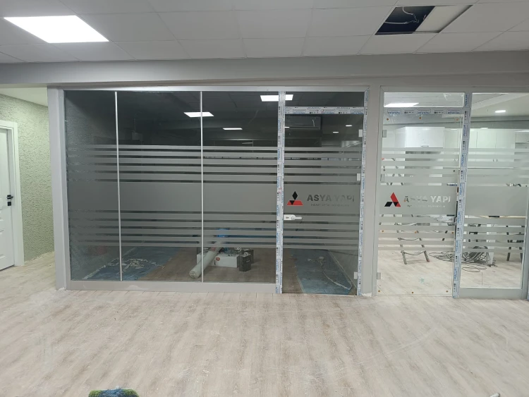 İstanbul ofis cam filmi kataloğundan farklı desen ve renklerdeki buzlu, aynalı ve dekoratif film örnekleri.