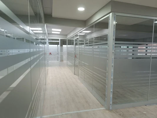 İstanbul'da bir ofisin cam bölmelerine uygulanmış buzlu ofis cam filmi