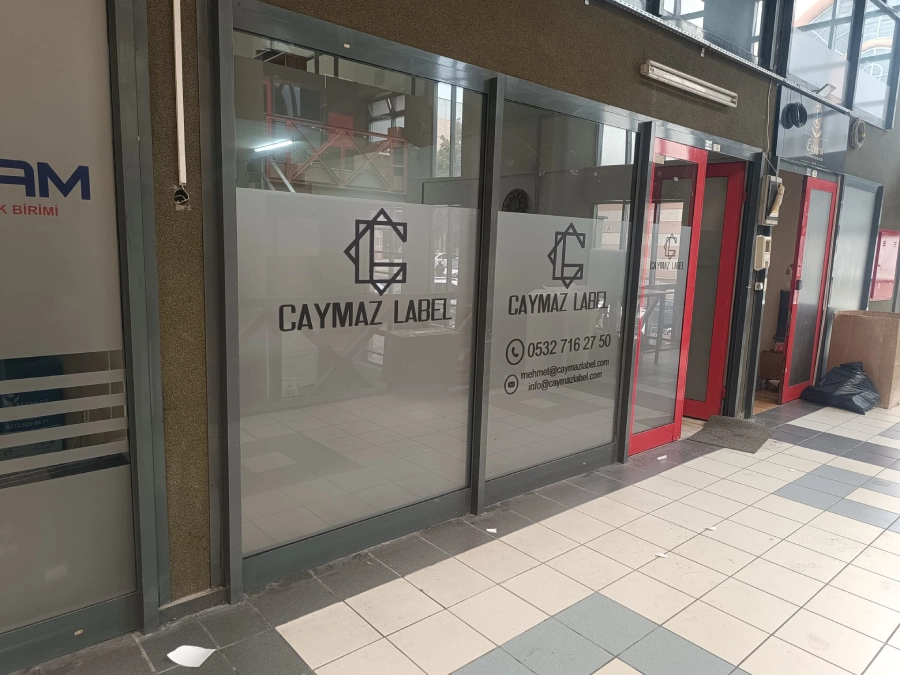 İstanbul'da bir dükkan vitrinine, marka kimliğini yansıtacak şekilde uygulanmış, üzerinde logo bulunan kumlama cam filmi.