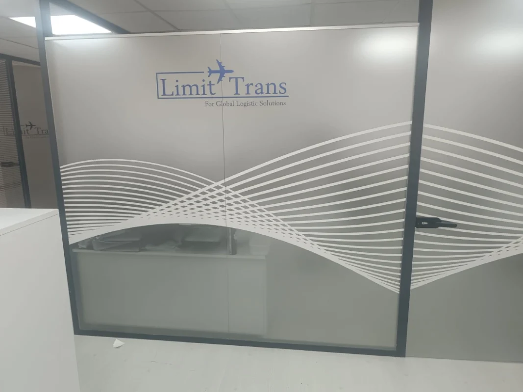 İstanbul'da bir ofis için yapılmış, üzerinde hem karmaşık desenler hem de şirket logosu bulunan, hassas lazer kesim dekoratif cam filmi uygulaması.