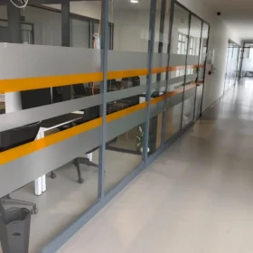 Ofis koridorları için 2025 fiyatlarıyla yaptırabileceğiniz renkli şeritli cam filmi.