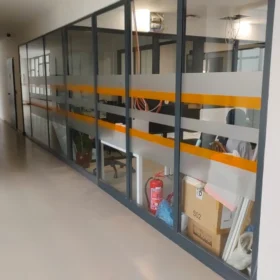 Geniş ofis alanları için bütçe dostu kurumsal cam giydirme ve dekorasyon fikirleri.