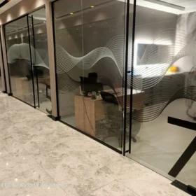 Yeni sezon ofis tasarım trendi: Özel kesim dalga desenli buzlu cam filmi.