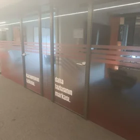 Kurumsal kimliği yansıtan uygun fiyatlı şeritli ve yazılı ofis cam filmi tasarımı.