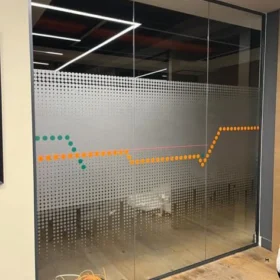 Ofis kumlama cam filmi, modern toplantı odası gizlilik tasarımı