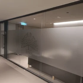 Kumlama filmine logo kesimi, kurumsal cam filmi logo