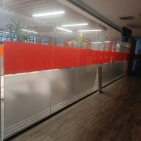 Kumlama üzeri renkli şerit film, ofis cam filmi renkli tasarım ve Kumlama cam filmi fiyatları 2026