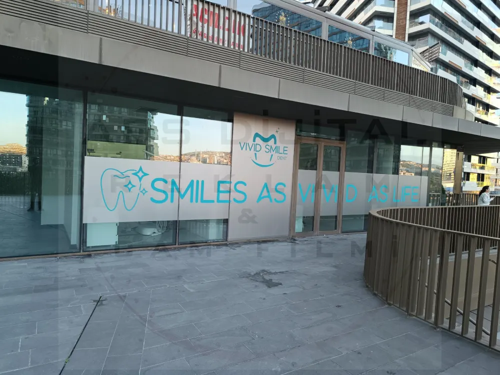 Klinik dış cephe vitrin camlarında kurumsal logolu kumlama cam filmi uygulaması.